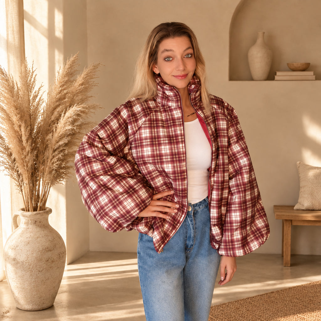 Karierte Damenjacke in One Size, Bordeaux, Creme und Weiß, leicht seitliche Nahaufnahme mit offenem Reißverschluss.