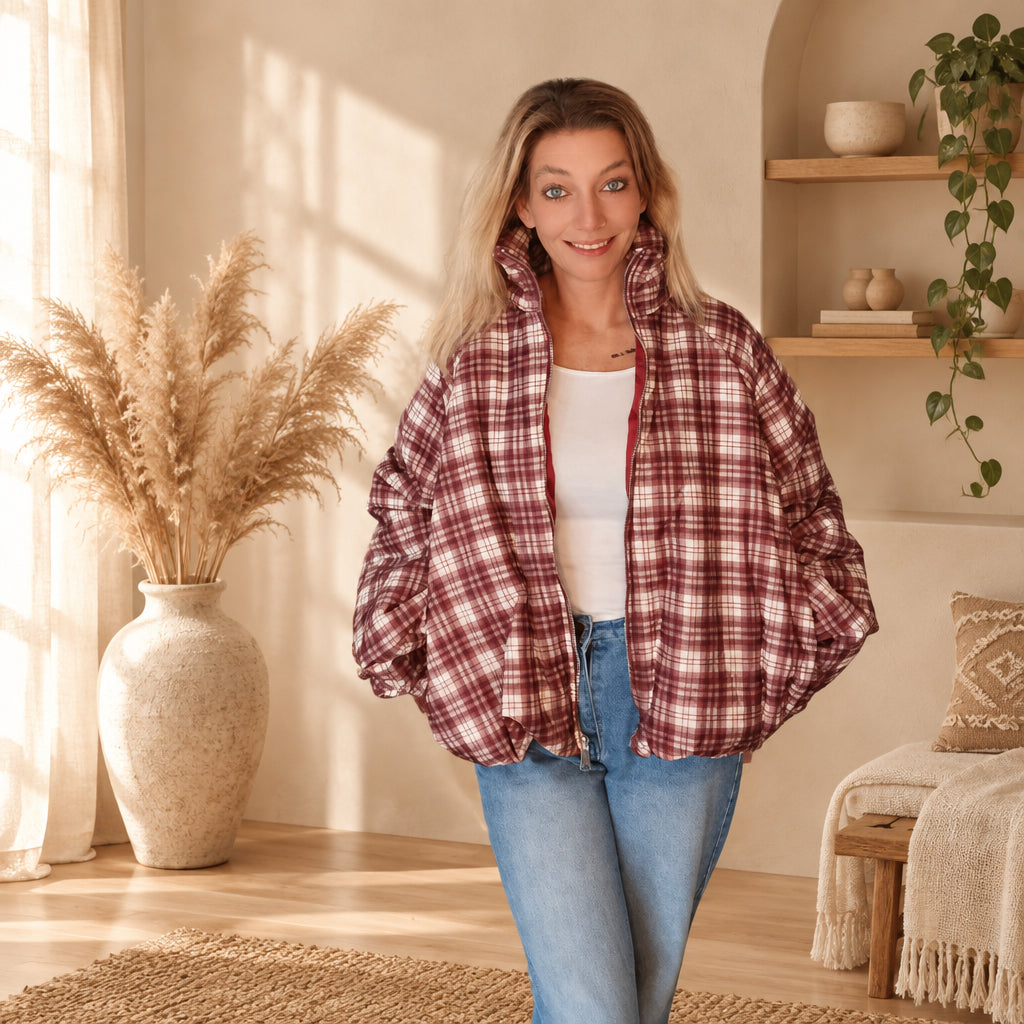 Karierte Damenjacke in One Size, Bordeaux, Creme und Weiß, offene Frontansicht am Model.