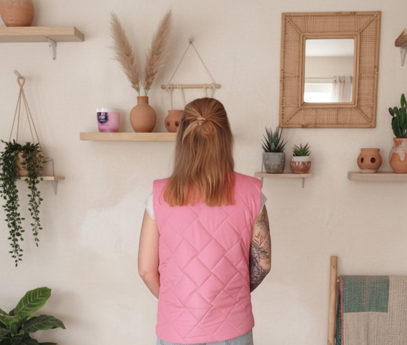 Rosa gesteppte Weste im Boho-Luxe-Stil aus weichem Material für Damenmode.