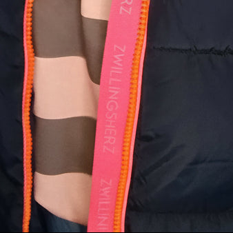 Zwillingsherz Steppmantel Navy – Nahaufnahme Innenfutter und Logo-Reißverschluss