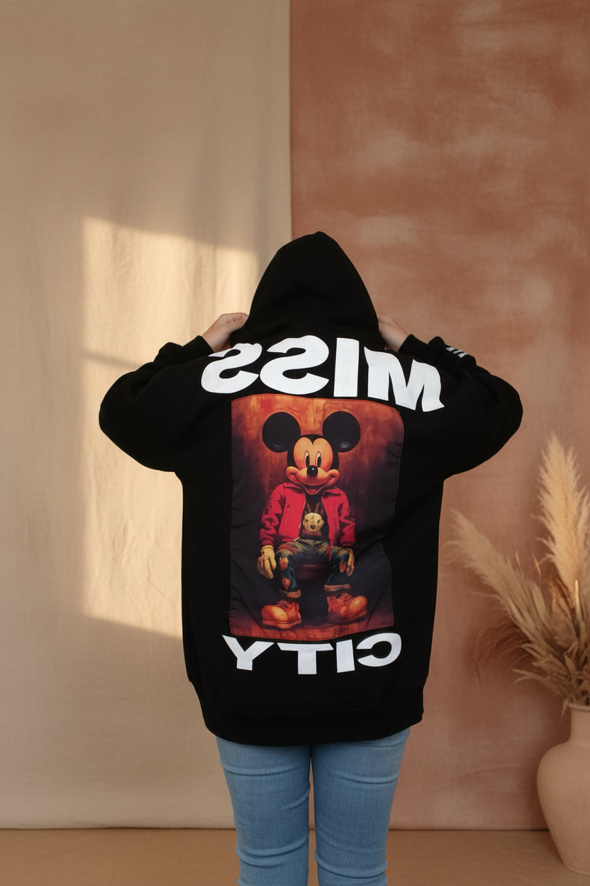 Schwarzer Oversize-Hoodie mit Mickey Mouse Print im Boho-Luxe Stil.