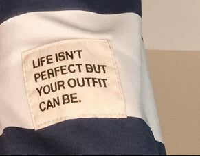 Detail Ärmel-Patch mit Schriftzug „LIFE ISN'T PERFECT BUT YOUR OUTFIT CAN BE."