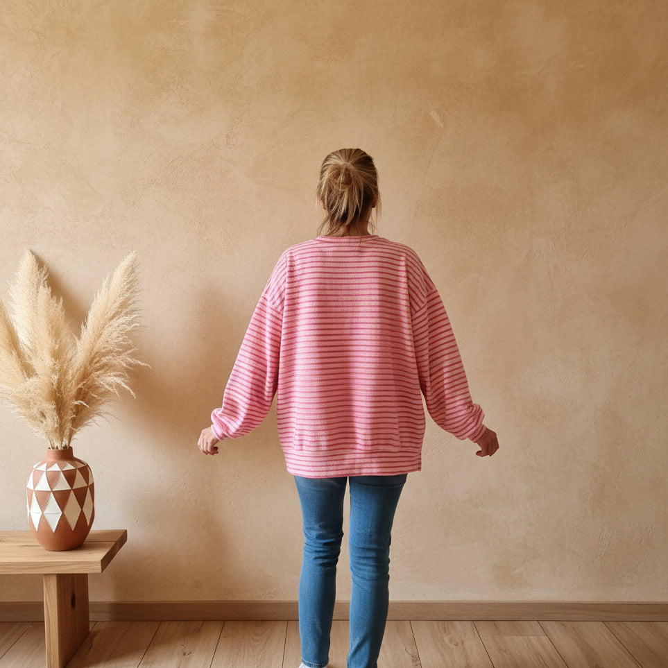 Rückansicht rosaweiß gestreiftes Damen Sweatshirt in Oversize-Passform