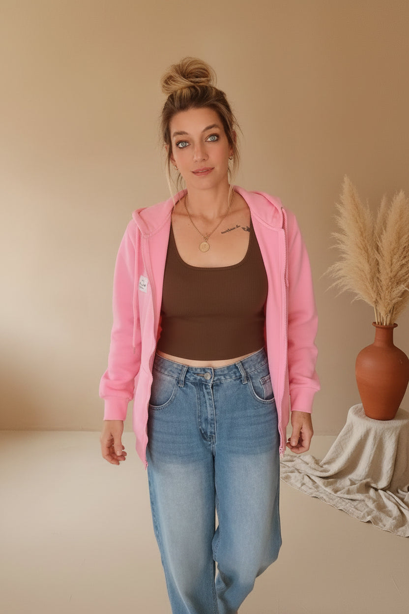 Hoodiejacke Zwillingsherz Love Damen, rosa, Frontansicht am Model, Reißverschluss geöffnet