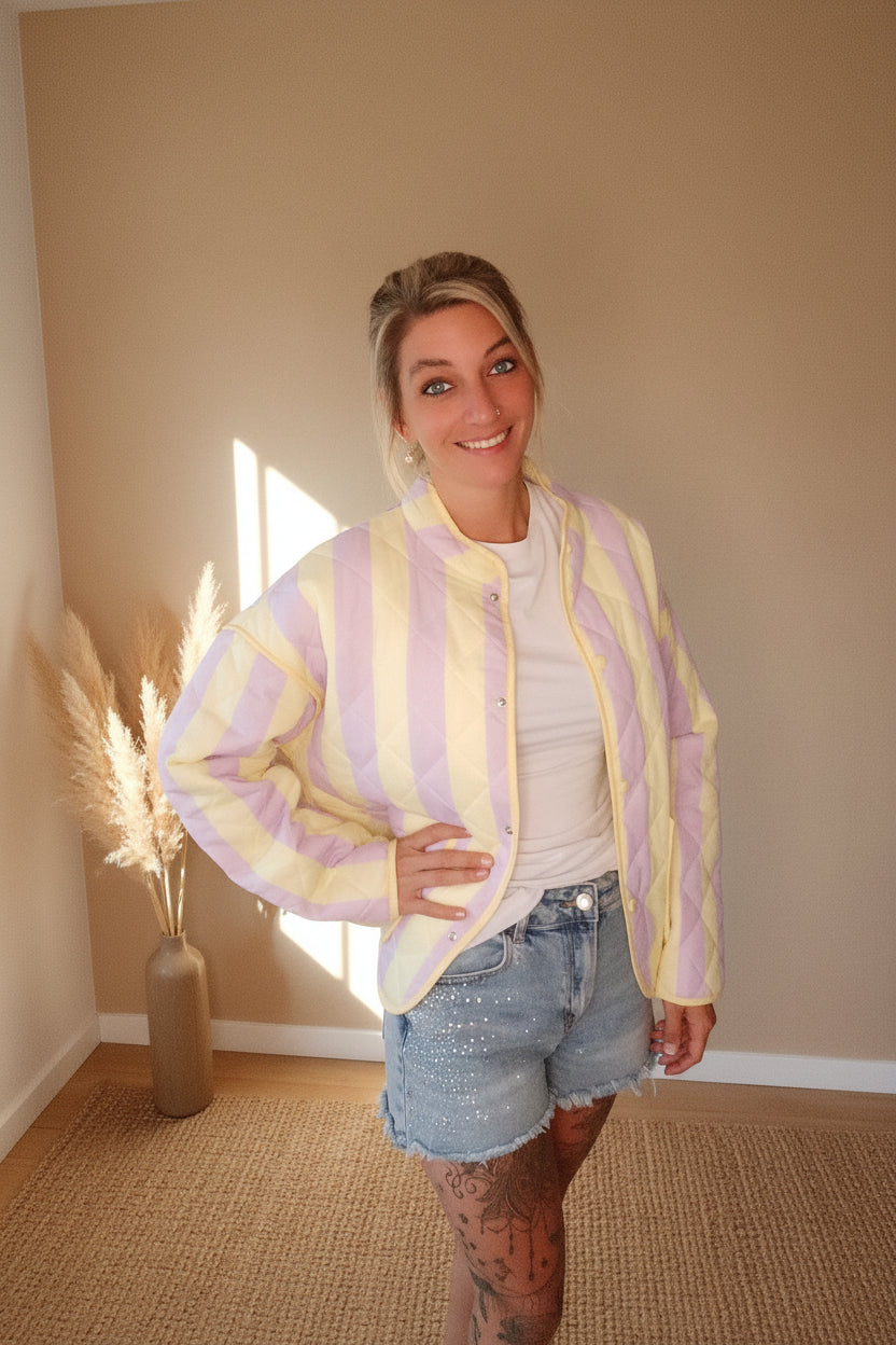 Boho-Luxe gesteppte Jacke in Gelb und Flieder mit weißem T-Shirt und Jeansshorts.