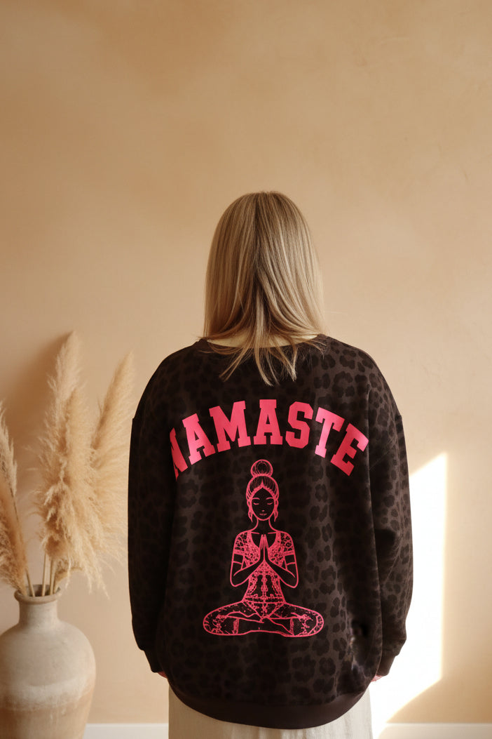 Namasté Oversize Sweater Leo – Detailansicht neonorangem Brustprint auf Leoparden-Muster