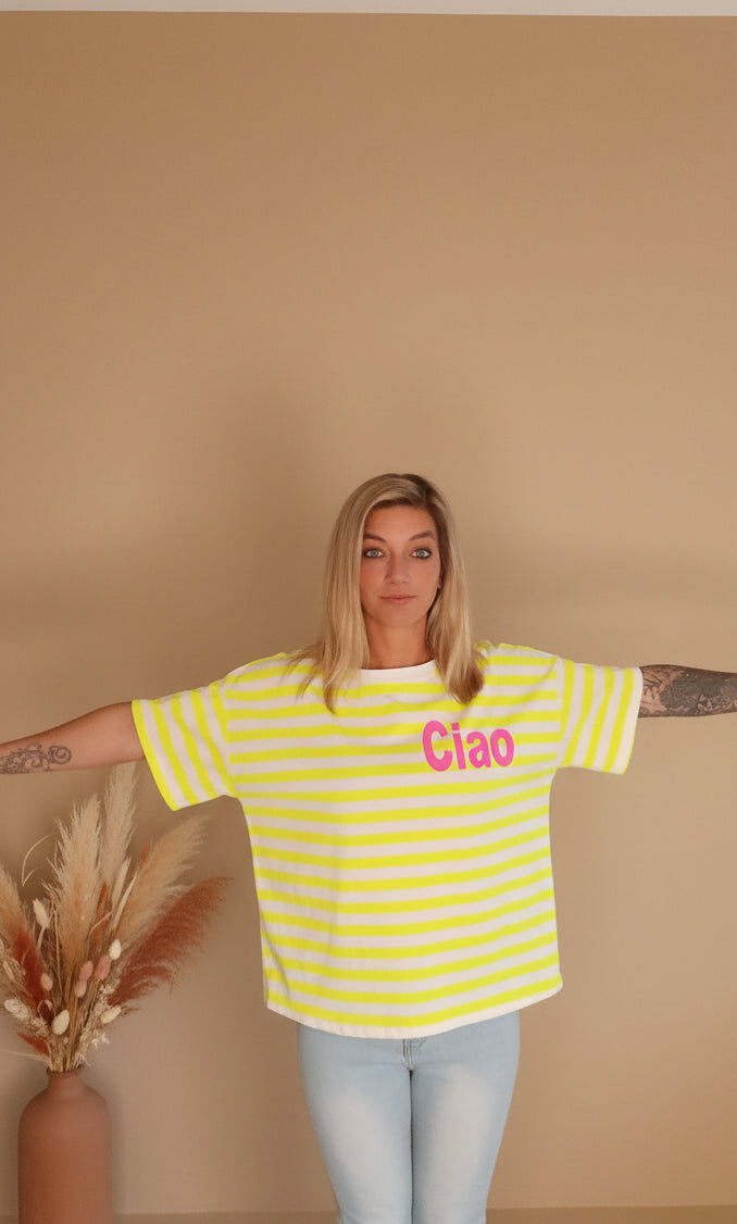 Boho-Luxe gelb-weiß gestreiftes Baumwoll-T-Shirt mit pinkem Ciao-Schriftzug.