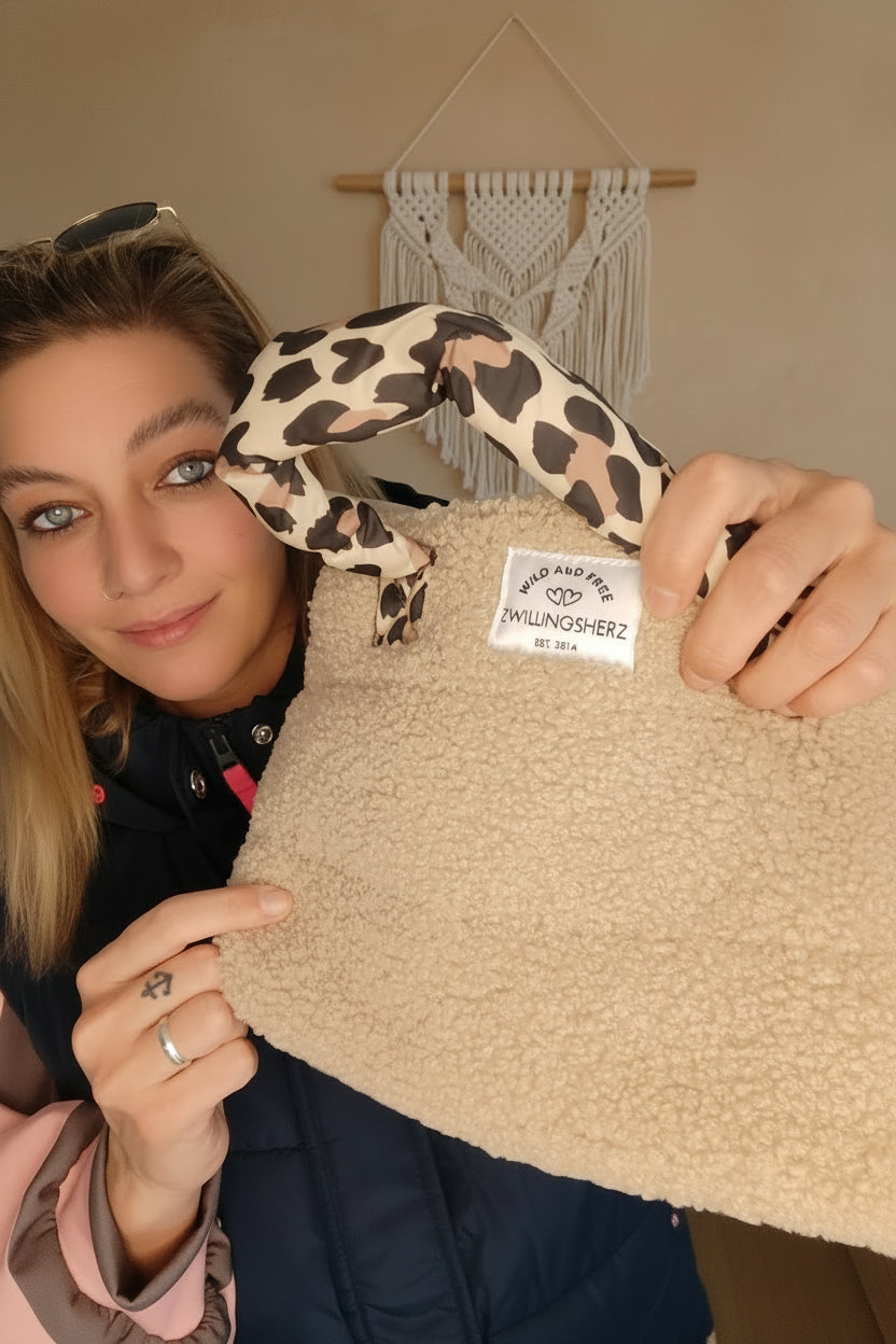 Zwillingsherz Teddy Tasche Beige – Nahaufnahme Label Wild and Free Leo-Henkel
