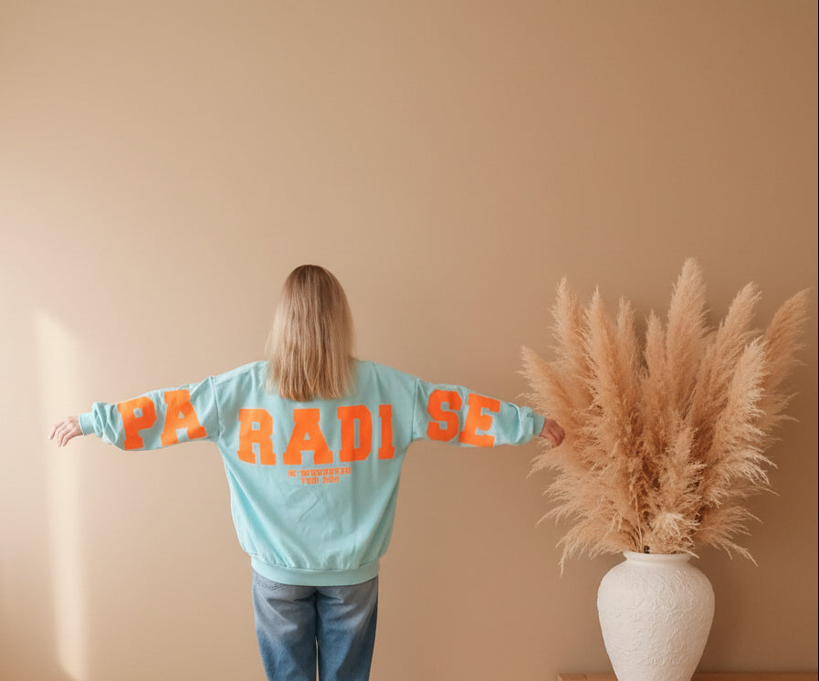 Boho-Luxe hellblaues Baumwoll-Sweatshirt von SK-Style & Kompetenz mit orangefarbenem Paradise-Print