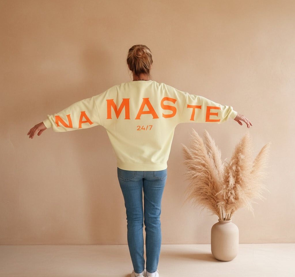 Namasté Oversize Sweatshirt Damen Pastellgelb – Rückenansicht NAMASTE 24/7 Neonorange Großprint ausgebreitete Arme