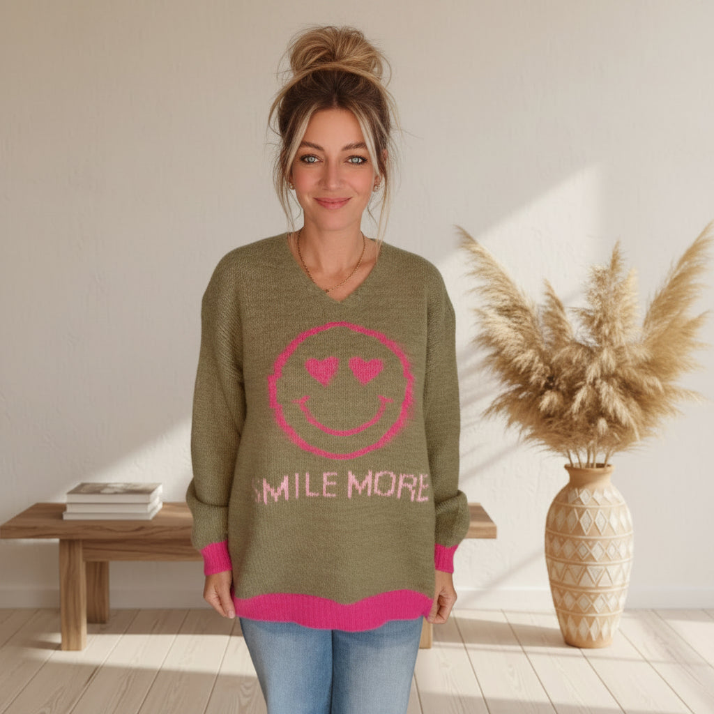 Olivgrüner Zwillingsherz Pullover mit pinkem SMILE-MORE-Schriftzug und Kontrastbündchen, Frontansicht am Model