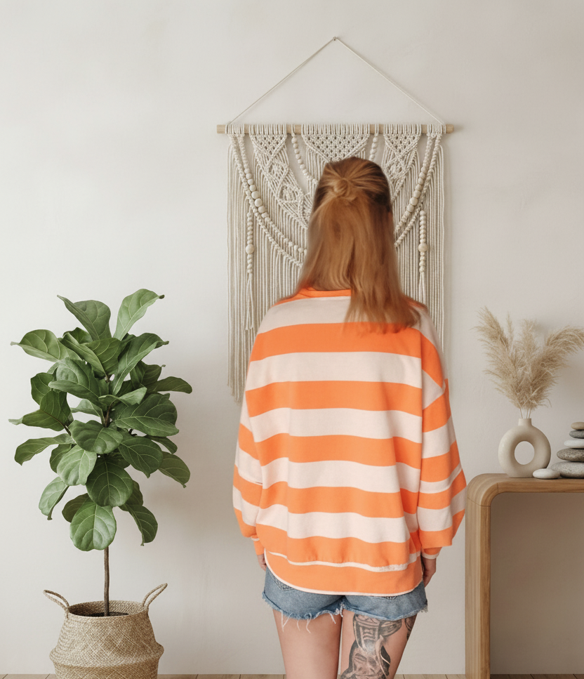 Boho-Luxe gestreiftes Damen-Sweatshirt in Orange und Beige aus weichem Baumwollstoff.