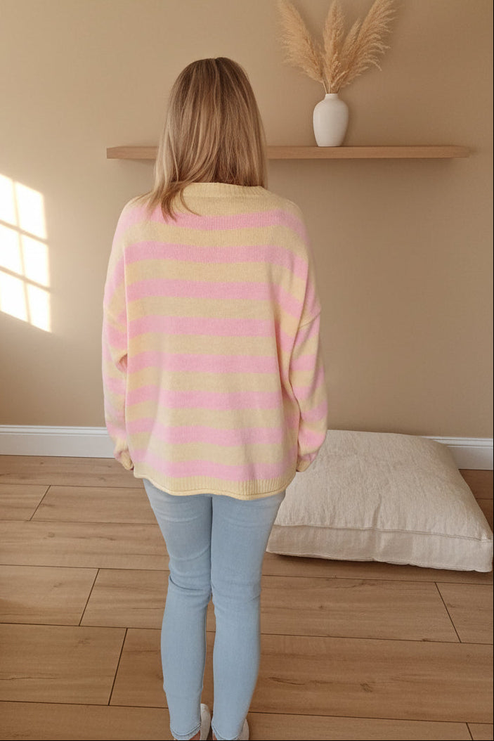 SOHO Streifenpullover Lila Weiß Frontansicht – Oversized Knit Sweater mit SOHO Schriftzug, Damen Fashion