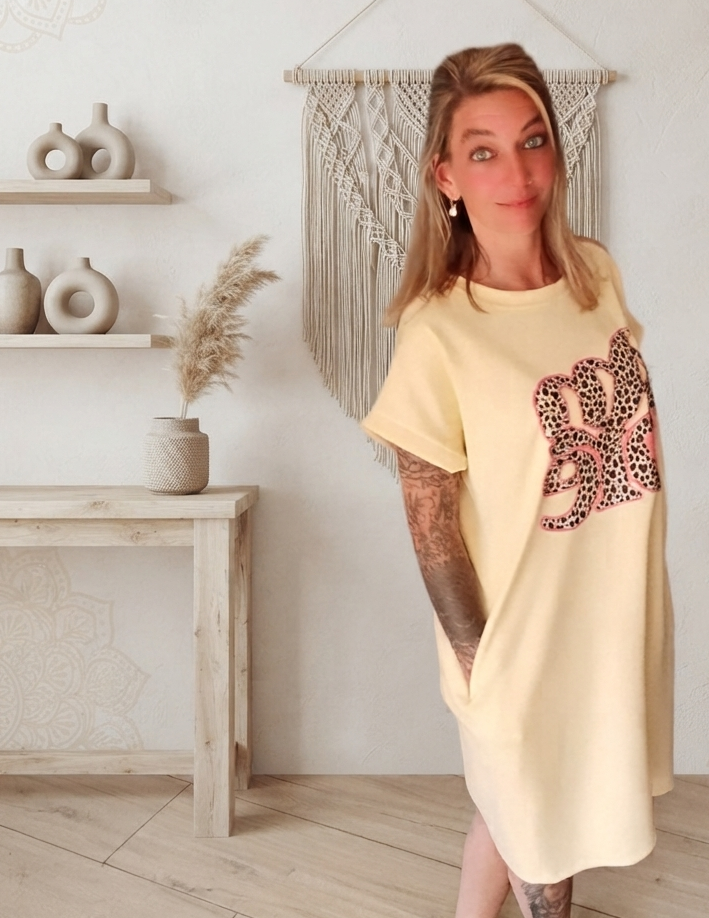 Boho-Luxe hellgelbes Baumwoll-T-Shirtkleid mit auffälligem Leopardenmuster-Print.