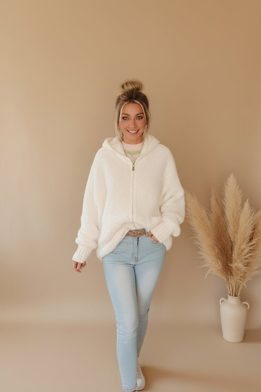 Teddy Jacke Damen weiß – Ganzkörper Frontansicht mit Pampas, flauschig warm, One Size