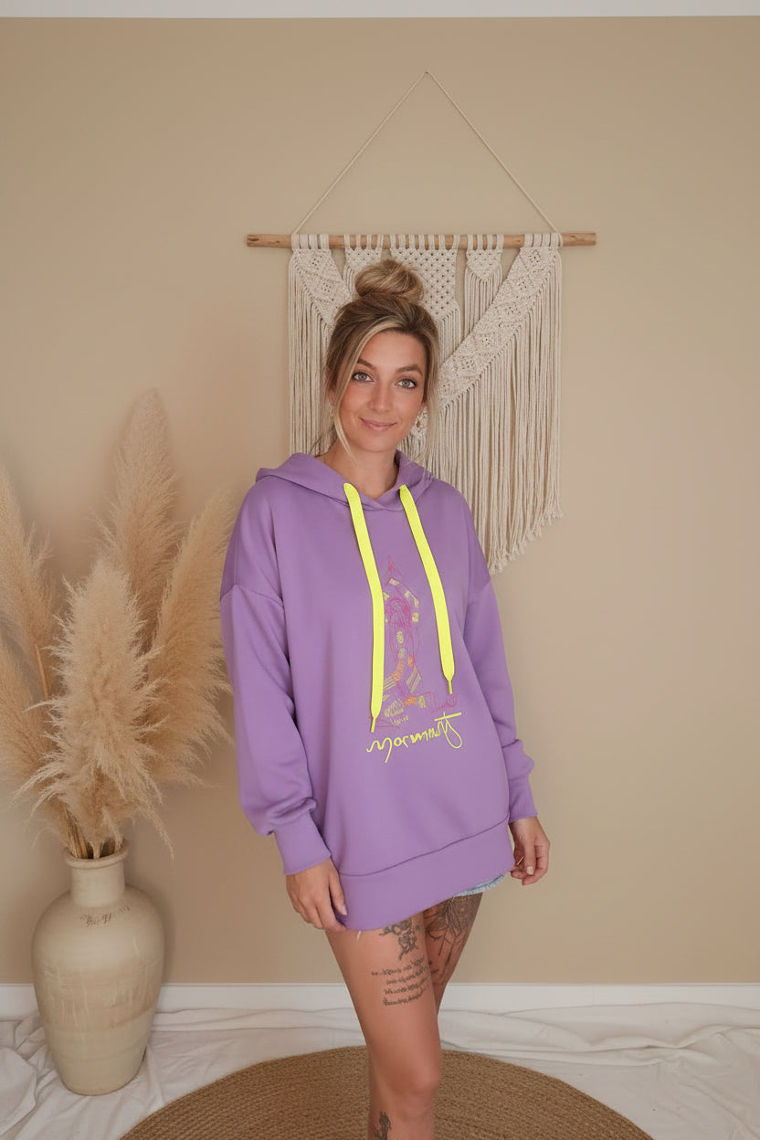 Lila Boho-Luxe Oversized Hoodie aus weichem Baumwollstoff mit Grafikprint.