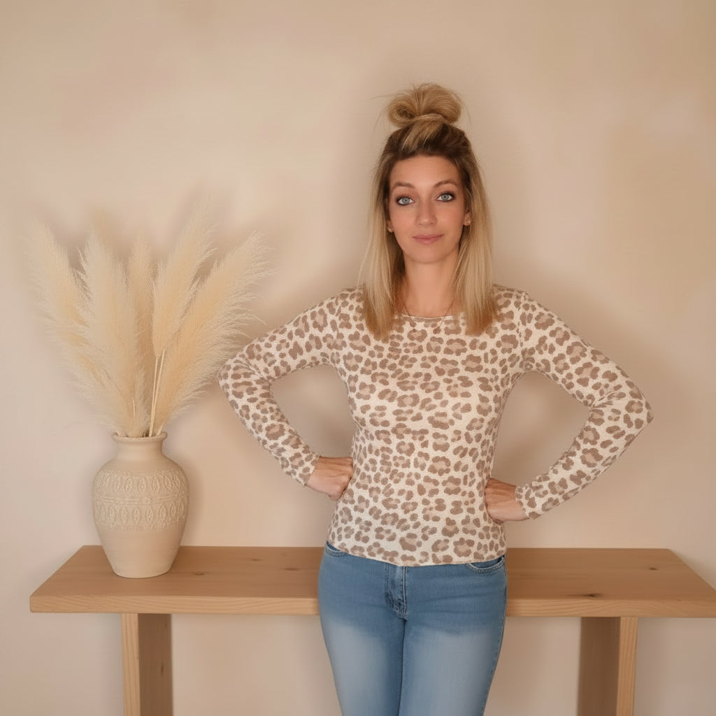 Langärmliges Leo-Oberteil in Beige und Braun in gerader Frontansicht