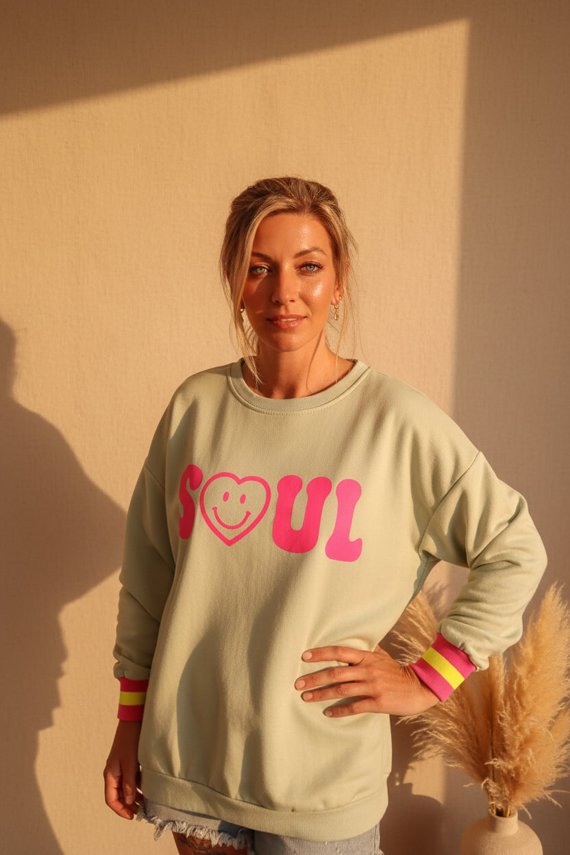 Boho-Luxe Mintgrüner Sweatshirt mit pinkem Soul-Print aus weichem Baumwollstoff.