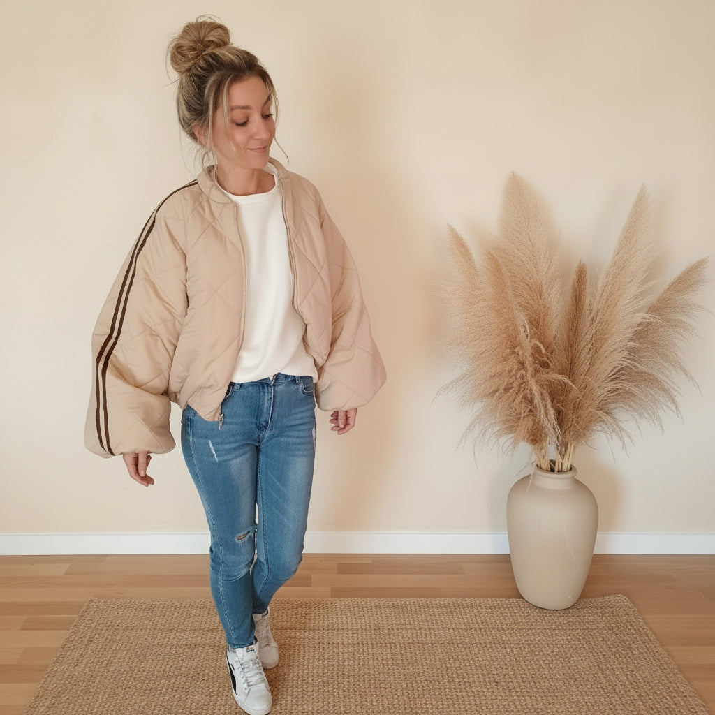 Oversize Damen Steppjacke in Beige mit schwarzen Streifen an den Ärmeln, Ganzkörperansicht