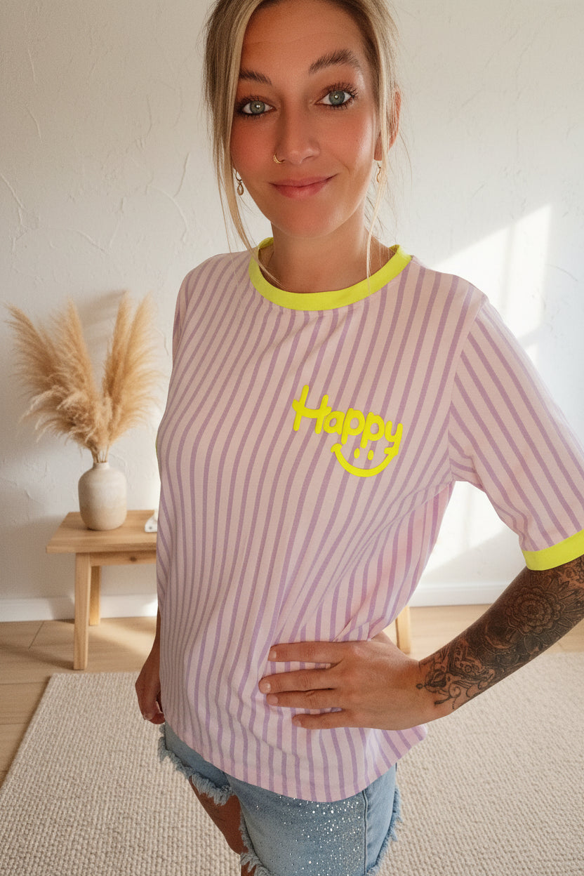 Damen Happy T-Shirt Lila, lächelndes Model, helles Boho-Setting mit Pampas-Vase – SK-Style Onesize