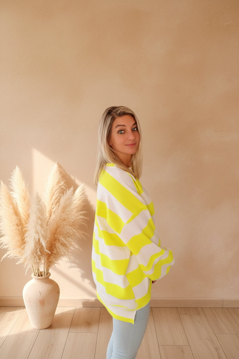 Boho-Luxe Damenmode: Gelb-weiß gestreifter Strickpullover aus weichem Material.