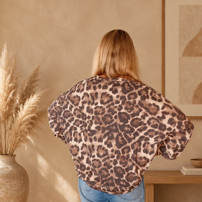 Pullover mit Leo-Print in Beige und Braun, Rückansicht am Model.