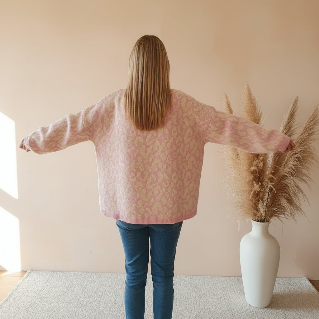Rückansicht der rosafarbenen Damen-Strickjacke mit langen Ärmeln und hochgeschlossenem Kragen