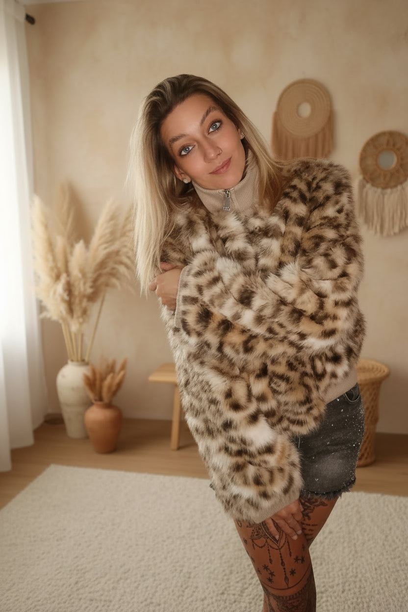 Leopard Jacke Damen beiger Stehkragen seitliche Pose – Boho-Luxe Kunstfell Leo-Print