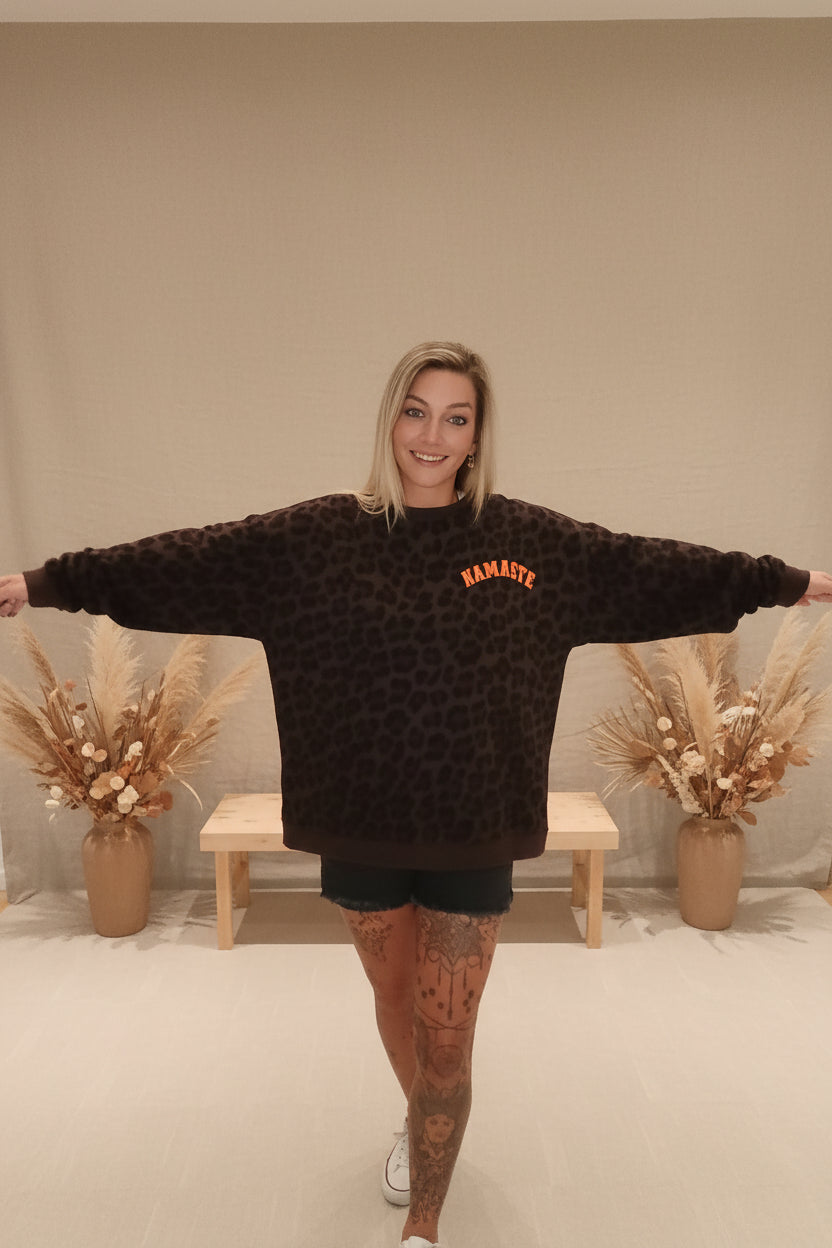 Namasté Oversize Sweater Leo – Seitenansicht hellblauem Schriftzug, Pampas-Deko