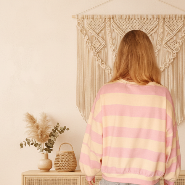 Oversize Streifen-Sweater Rosa-Creme – Rückenansicht Boho Makramee Setting, Damen S-L