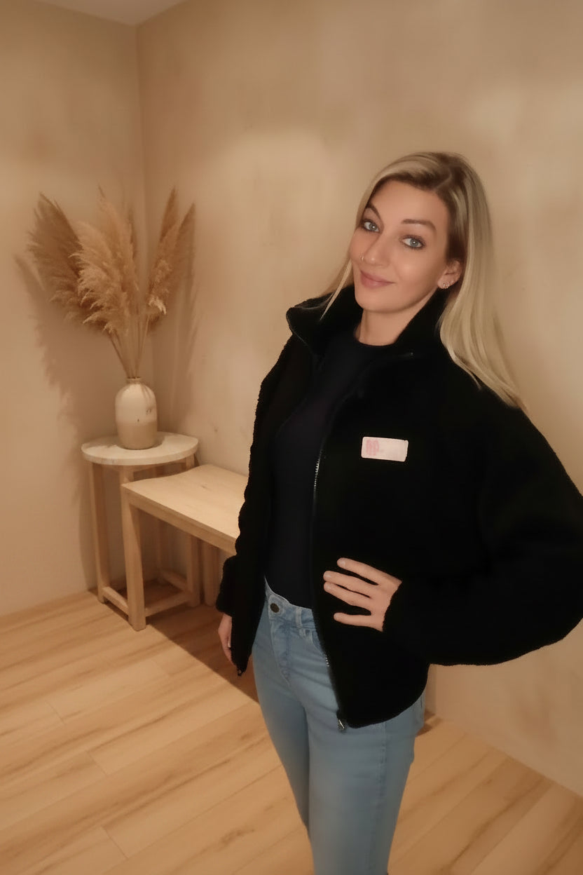 Teddyjacke Schwarz Damen – Lifestyle Shot Boho-Wandteppich