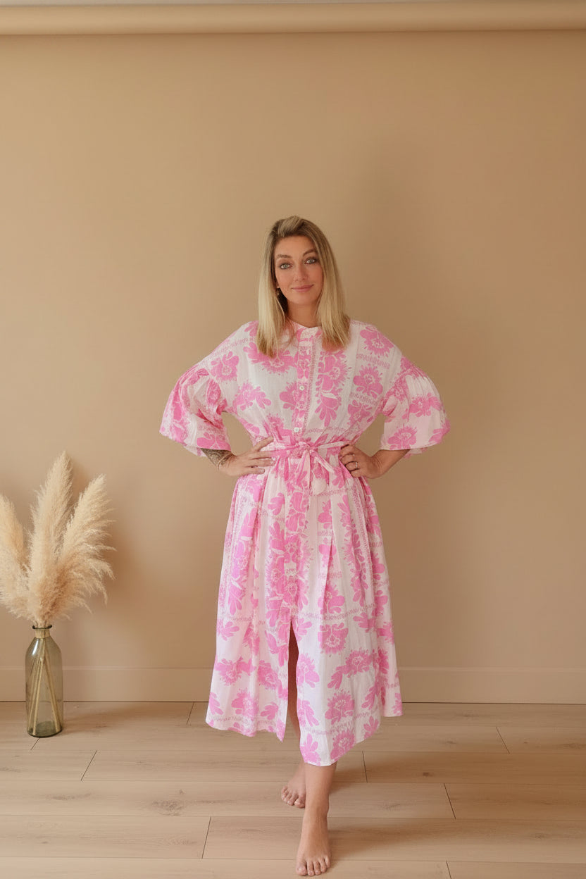 Blossom Kleid Rosa – Midi Blumenkleid mit Puffärmeln und Bindegürtel, Boho-Style, Frontansicht