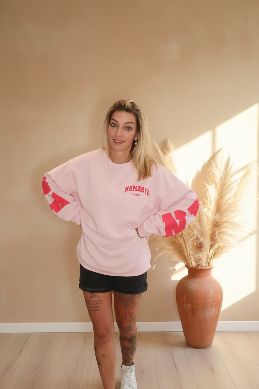 Namasté Oversize Sweater Pink – Frontansicht mit rotem Namaste-Print auf der Brust, Boho-Deko mit Pampas