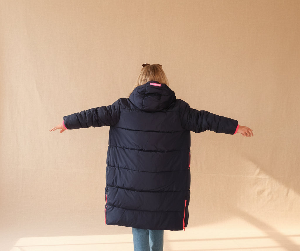 Zwillingsherz Cozy Mantel Navy – Rückenansicht lang