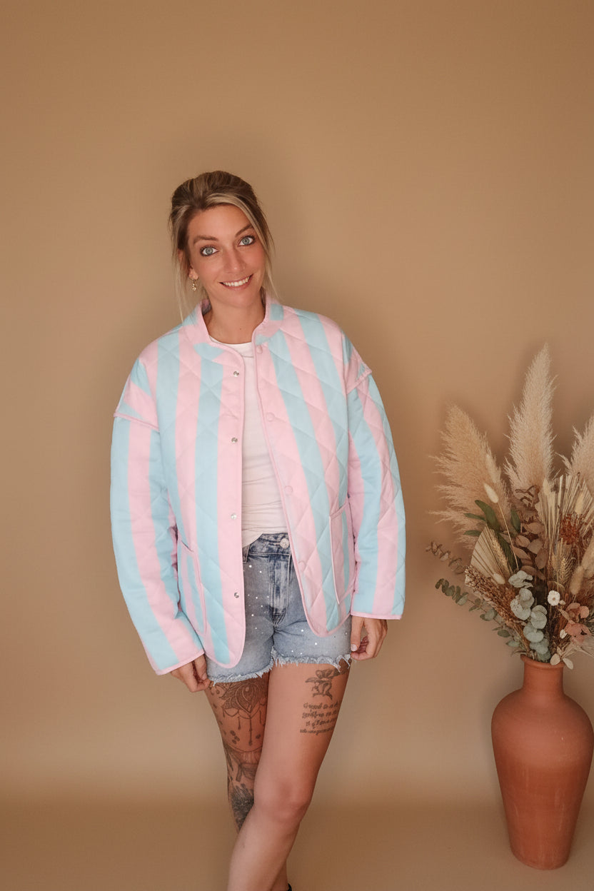 Boho-Luxe gesteppte Jacke in Rosa und Hellblau mit Streifenmuster.
