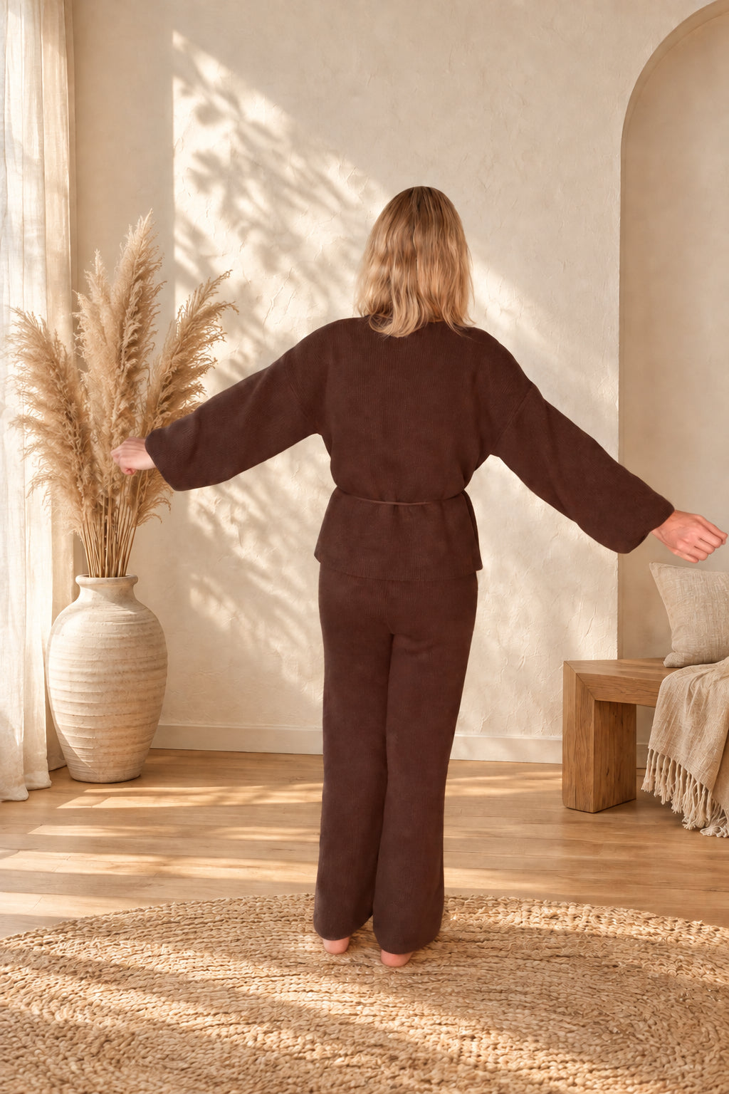 Braunes Strick-Loungewear-Set von hinten, Ganzkörperansicht