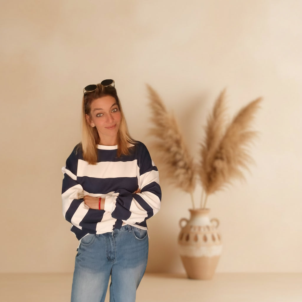 Styling-Aufnahme des gestreiften Damenpullovers Dunkelblau-Weiß