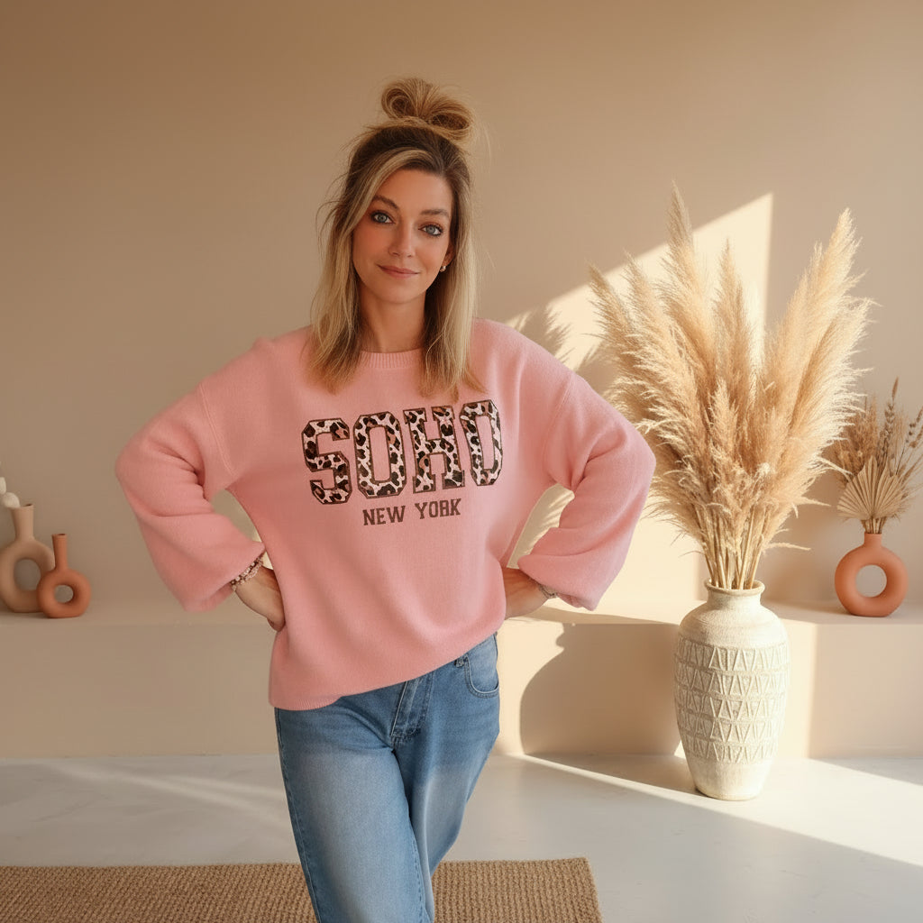 Frau im rosa Pullover von SK-Style & Kompetenz mit SOHO Leoprint und Jeans.