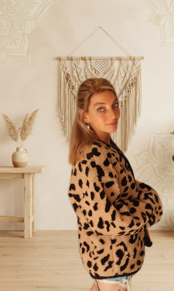Boho-Luxe Damenjacke mit Leopardenmuster aus weichem Teddy-Fleece in Beige und Schwarz.