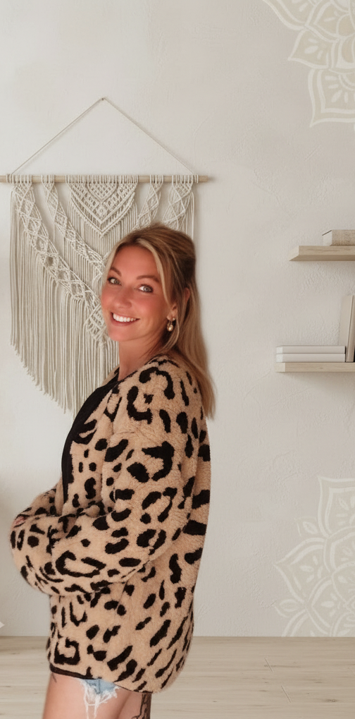 Boho-Luxe Damenjacke mit Leopardenmuster aus weichem Teddy-Material in Beige und Schwarz.