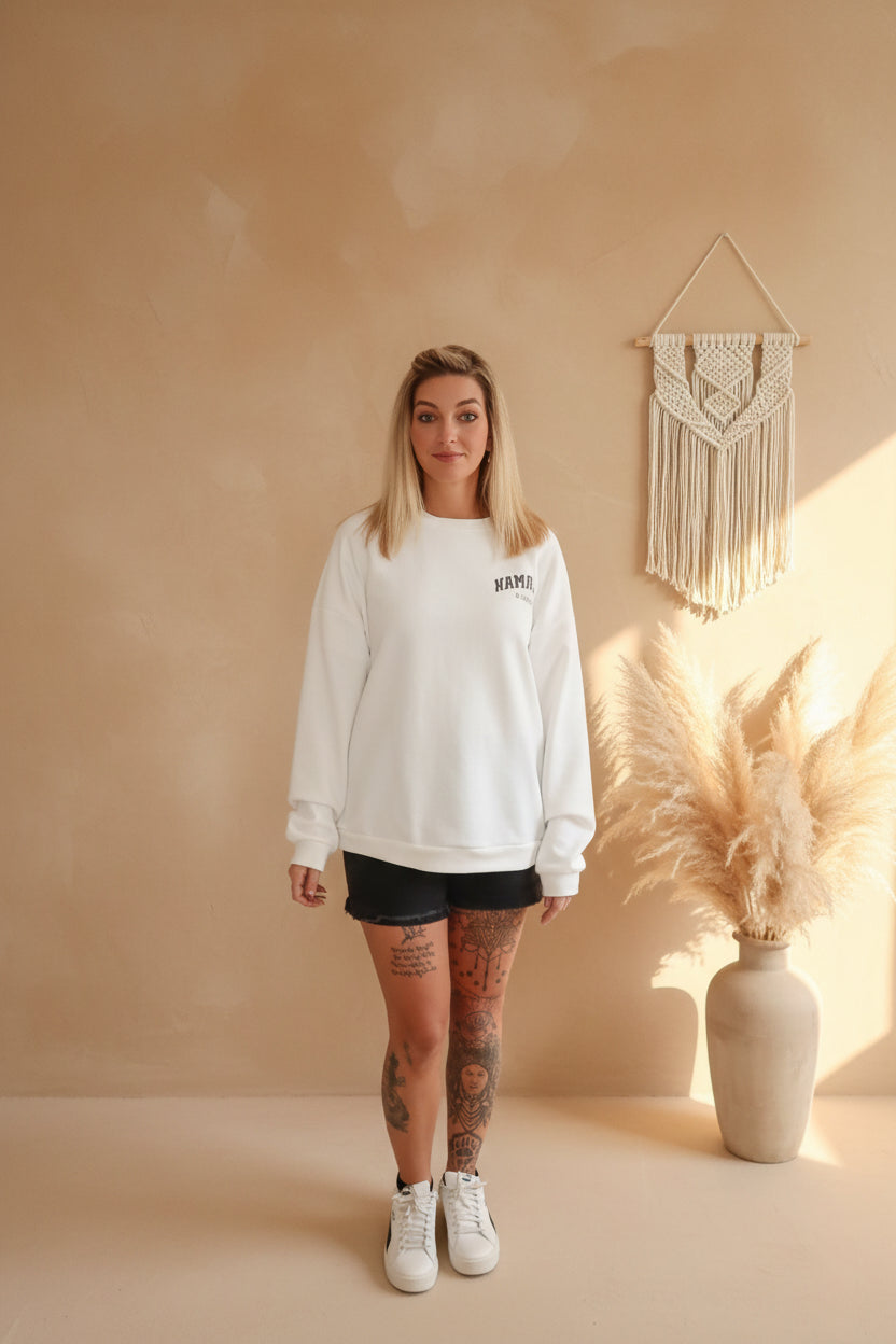 Namasté Oversize Sweater Weiß – Rückenansicht mit Namasté-Print