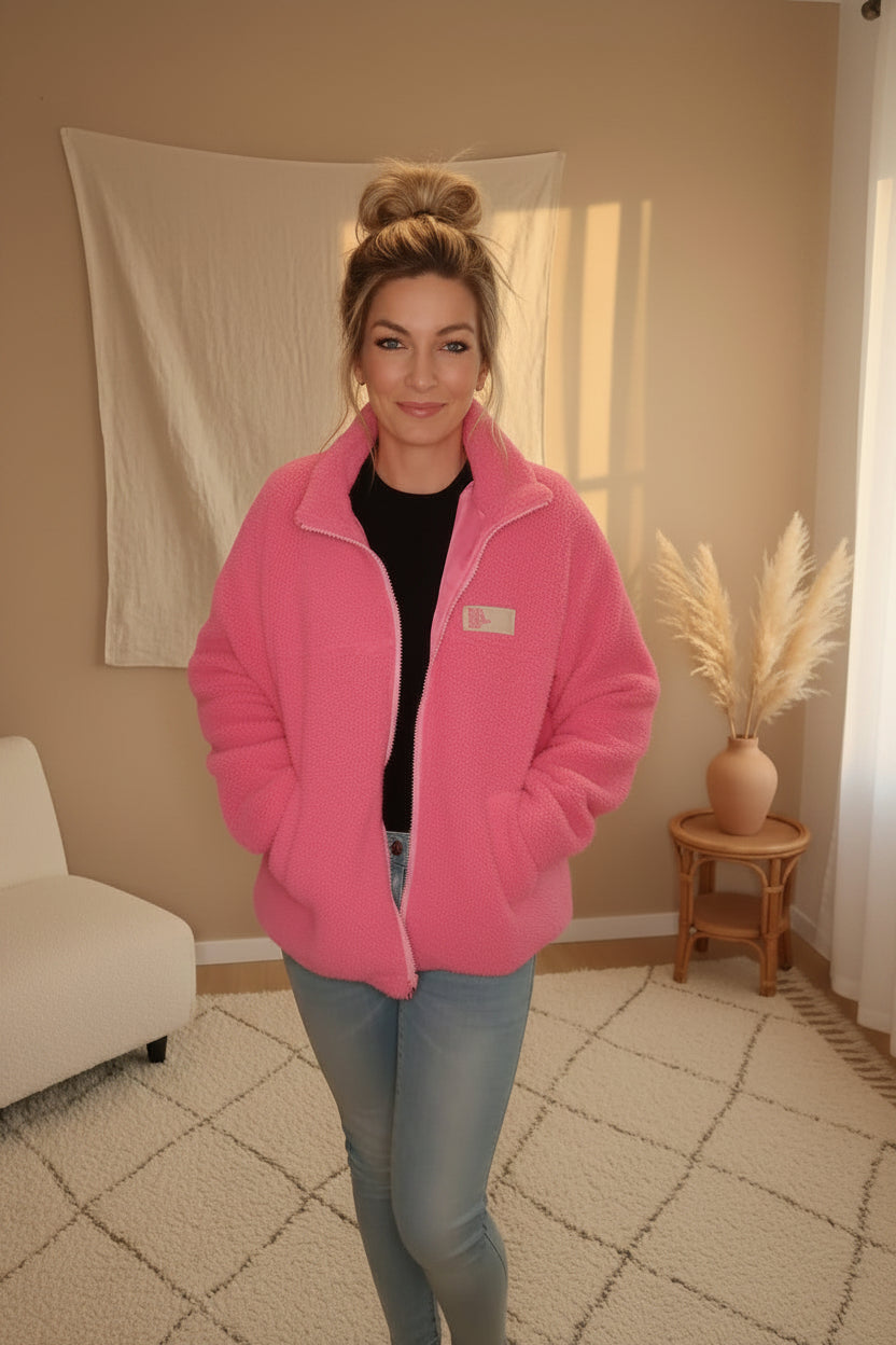 Teddyjacke Damen Pink – Detailshot Label „Be The Reason For Smiles Today"