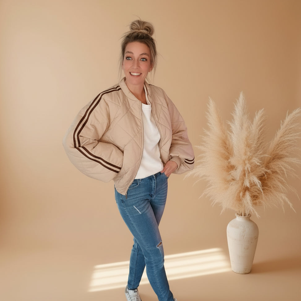 Oversize Damen Steppjacke Beige mit schwarzen Streifen an den Ärmeln, Seitenansicht