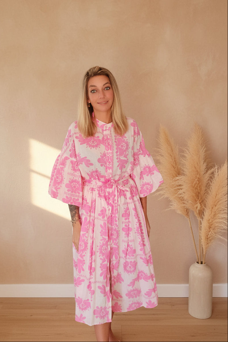Blossom Kleid Rosa – Oversized Puffärmel ausgebreitet, rosa Blumenprint Midi-Kleid, Boho-Feeling