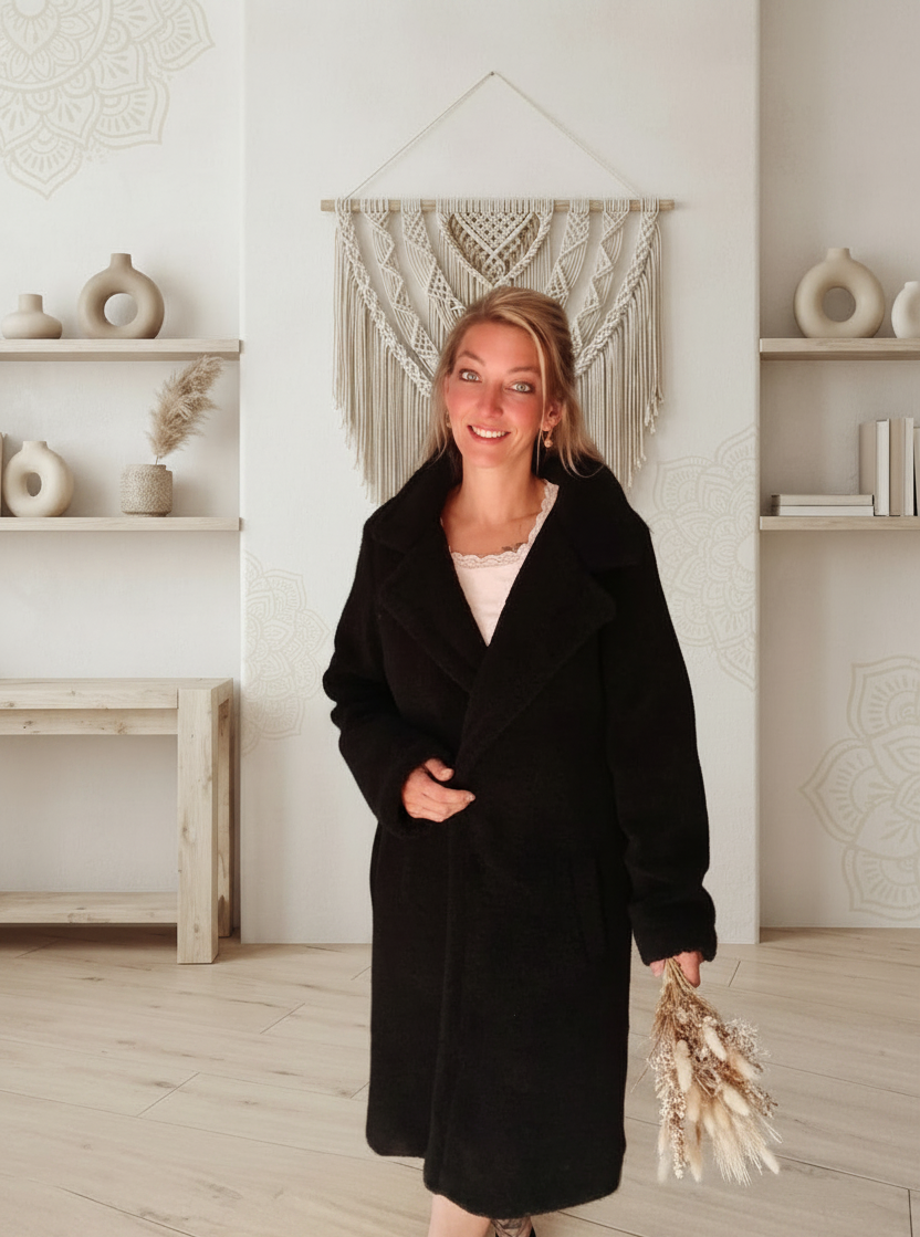 Teddy-Mantel Damen in Schwarz – Frontansicht, Model mit Pampas-Strauß, Boho-Interieur mit Makramee