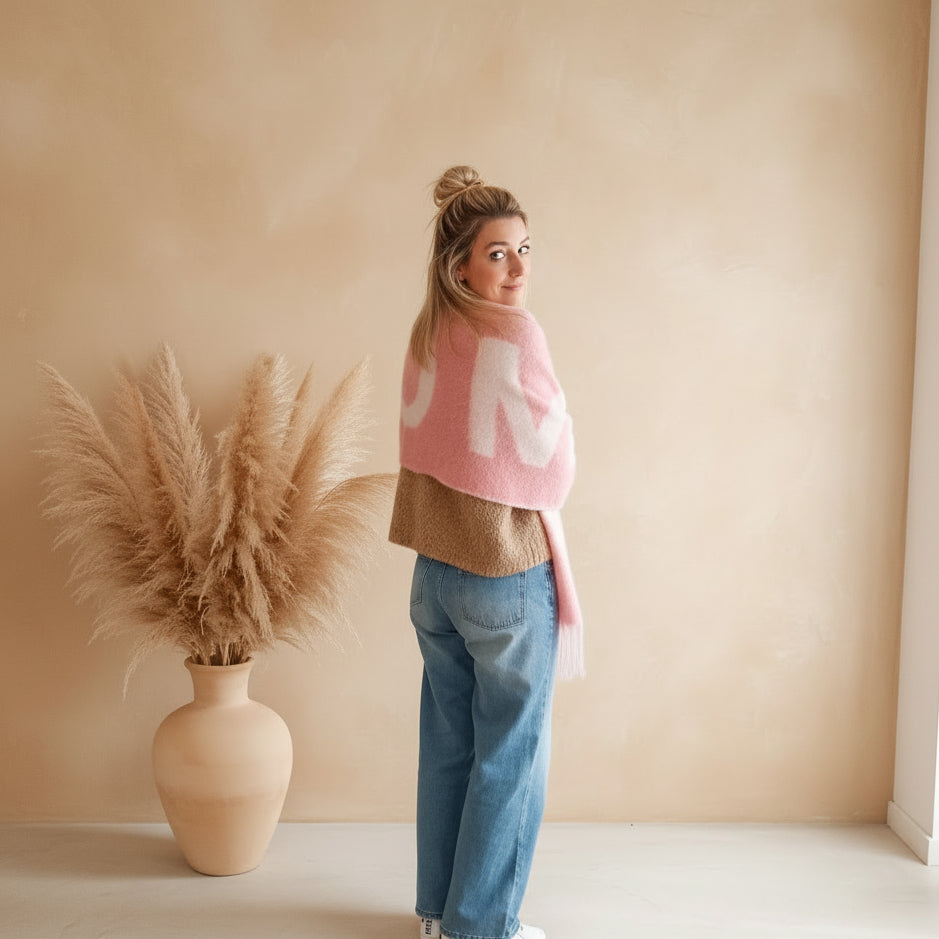 Frau im Boho-Luxe Style mit rosa AMOUR Strickschal von SK-Style & Kompetenz und Jeans.
