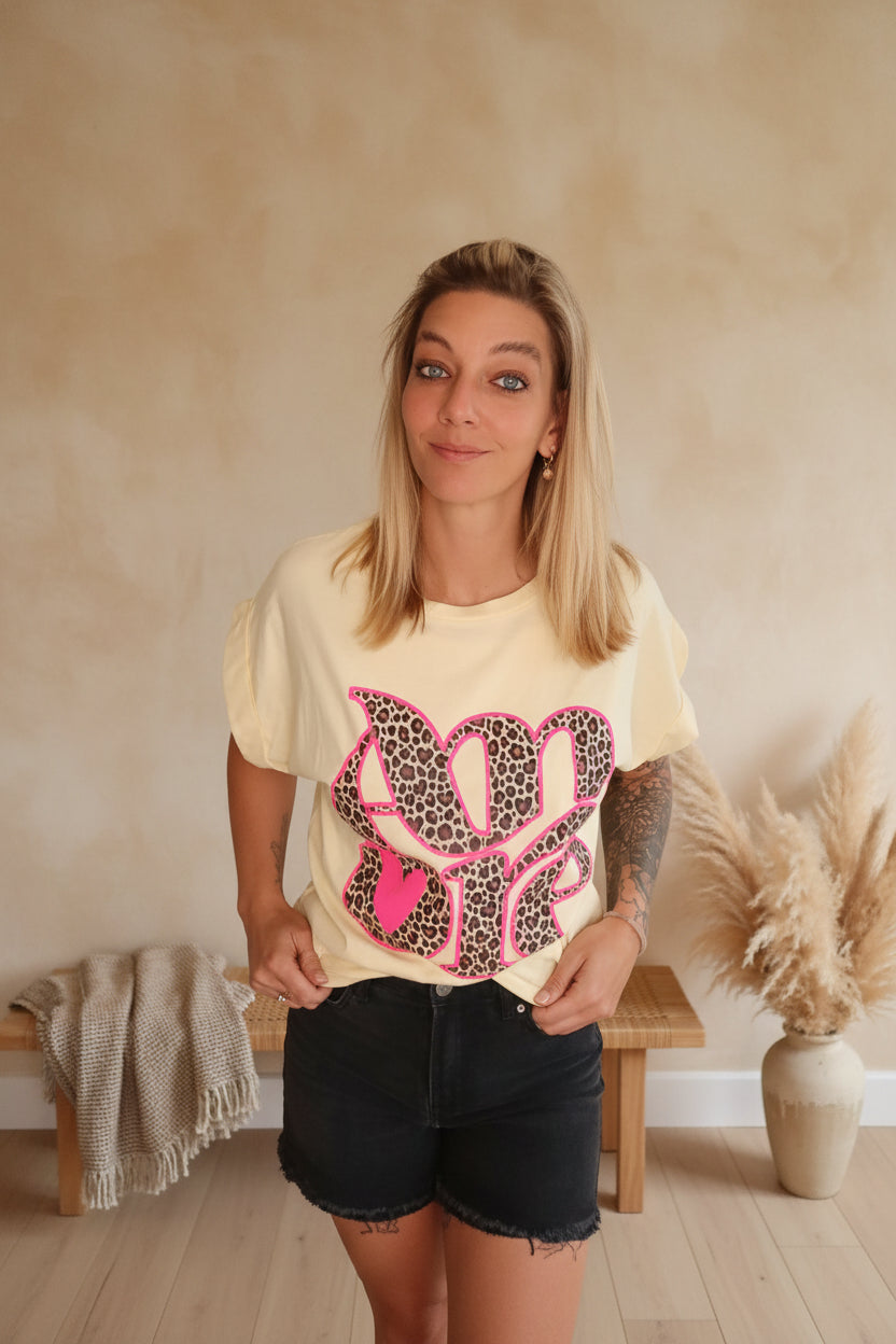 AMORE Leo Cuffed Tee Gelb – Damen T-Shirt mit Neon-Herz und Leo-Print, lässige Passform Cuffed Sleeves