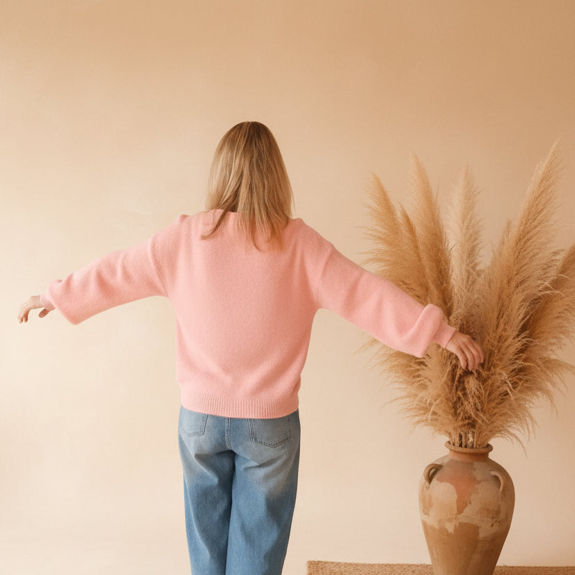 Rückansicht eines rosa Strickpullovers von SK-Style & Kompetenz im Boho-Luxe Stil.