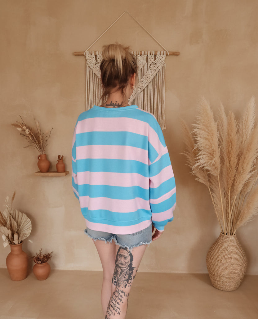 Boho-Luxe gestreiftes Sweatshirt in Rosa und Hellblau aus weichem Baumwollstoff.