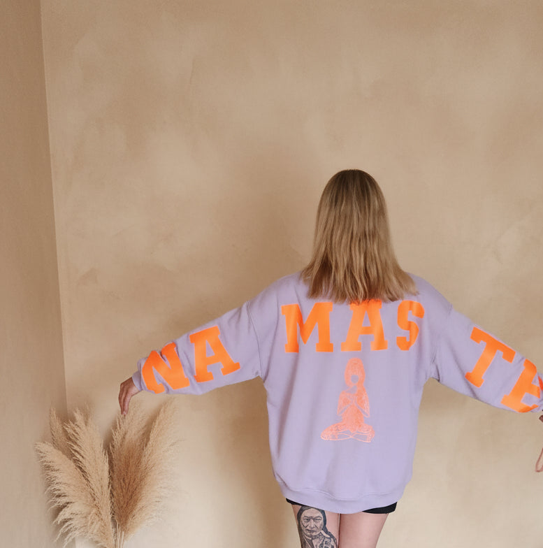 Namaste Oversize Sweatshirt Lila – Rückenansicht mit NAMASTE Ärmel-Print und Boho-Deko